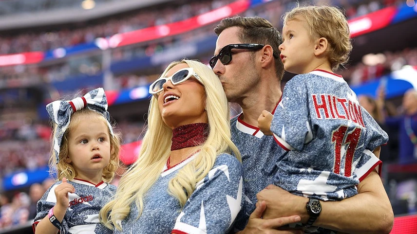 Paris Hilton a férjével, Carter Reummal és két csemetéjükkel élvezte a foci-vb lenyűgöző hangulatát