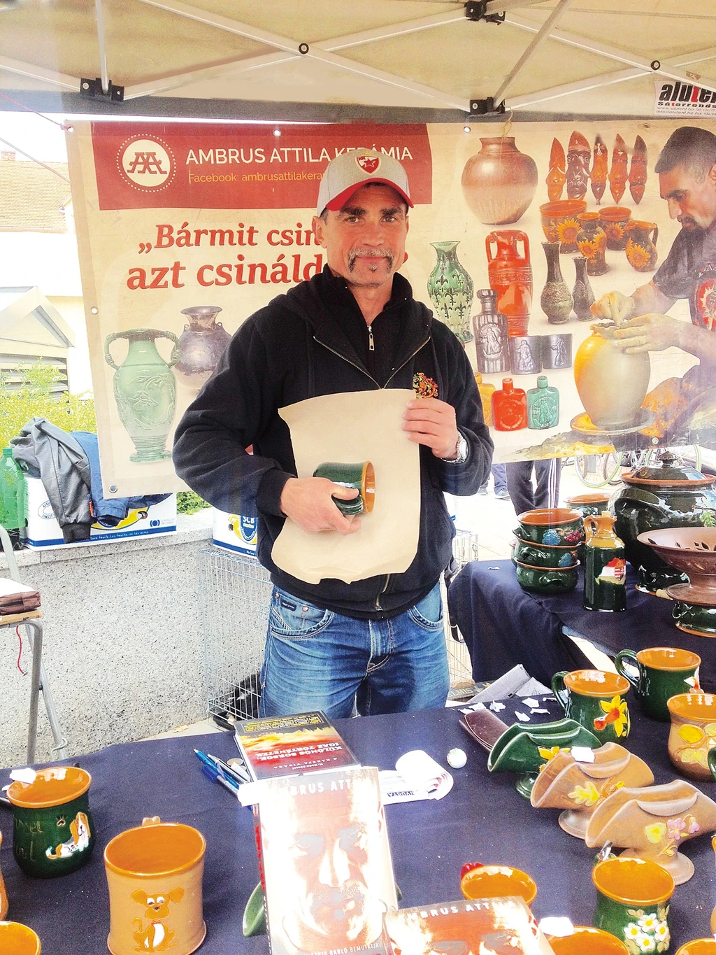 Sokfelé árulja a portékáit (Fotó: Olajos Piroska/fotocentral.hu)