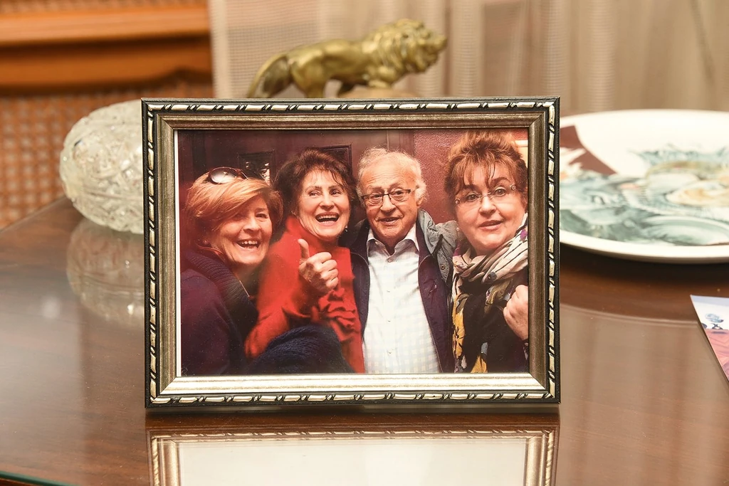 Bal oldalon Eszter, Seregi László felesége, jobb oldalon Hofi Géza felesége, Ildikó (Fotó: Olajos Piroska/fotocentral.hu)