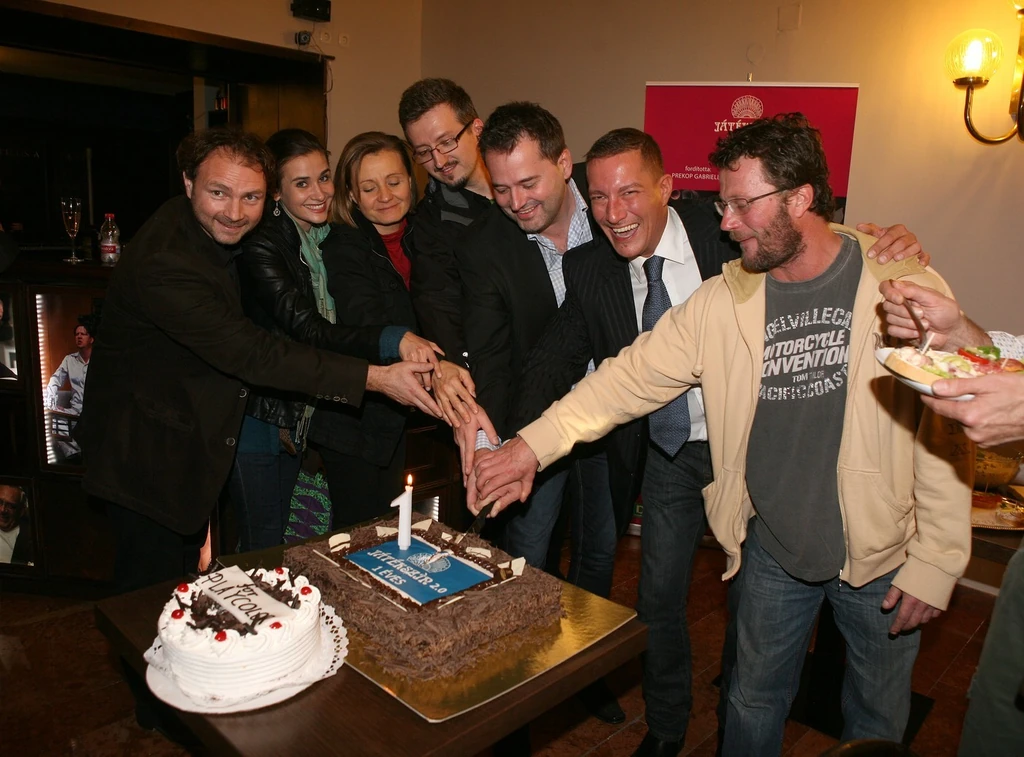 A már magántulajdonban lévő Játékszín első születésnapja 2013-ban. A fotón: Sebestyén Aba (rendező), Tompos Kátya, Söptei Andrea, Bank Tamás, Németh Kristóf és Stohl András