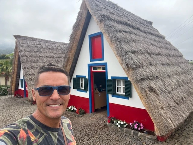 Takaros házak előtt fotózkodott