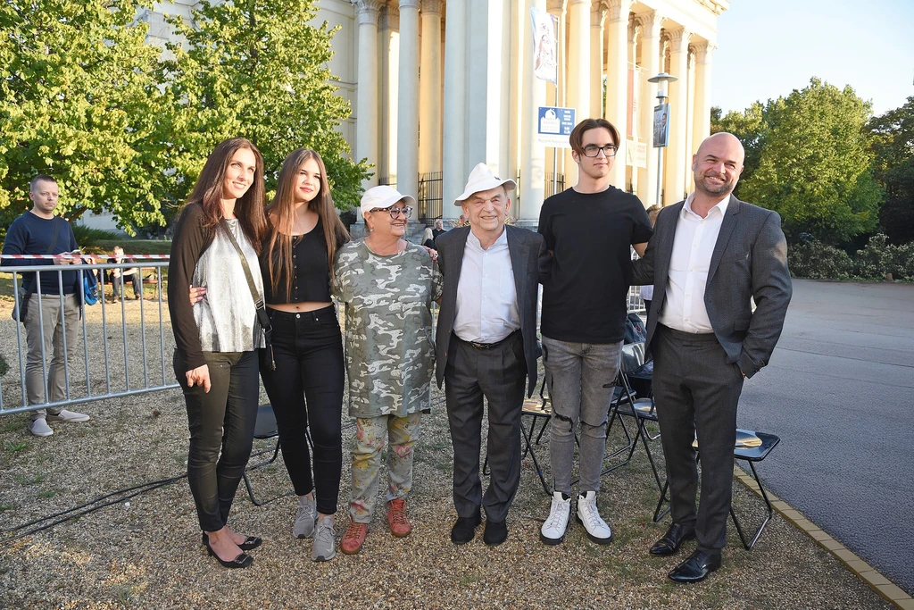 Voith Ági, Bodrogi Gyula fiuk családjával. Fotó: Nagy Zoltán