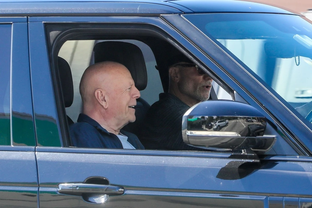 Bruce Willis vidámnak tűnik a legfrissebb fotóján (Fotó: Profimedia)