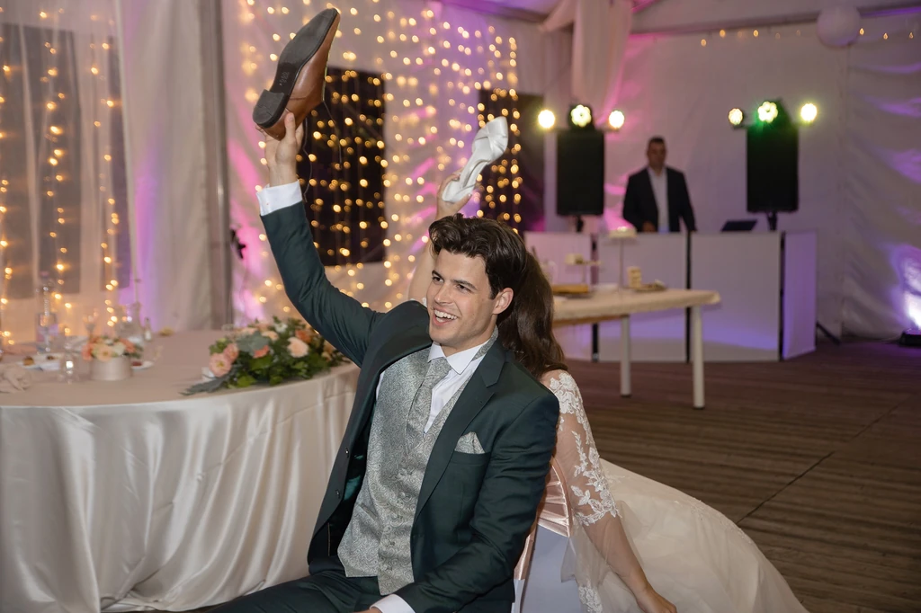 A vendégeket egy faházban fogadták, a lagzit pedig rendezvény­sátorban tartották