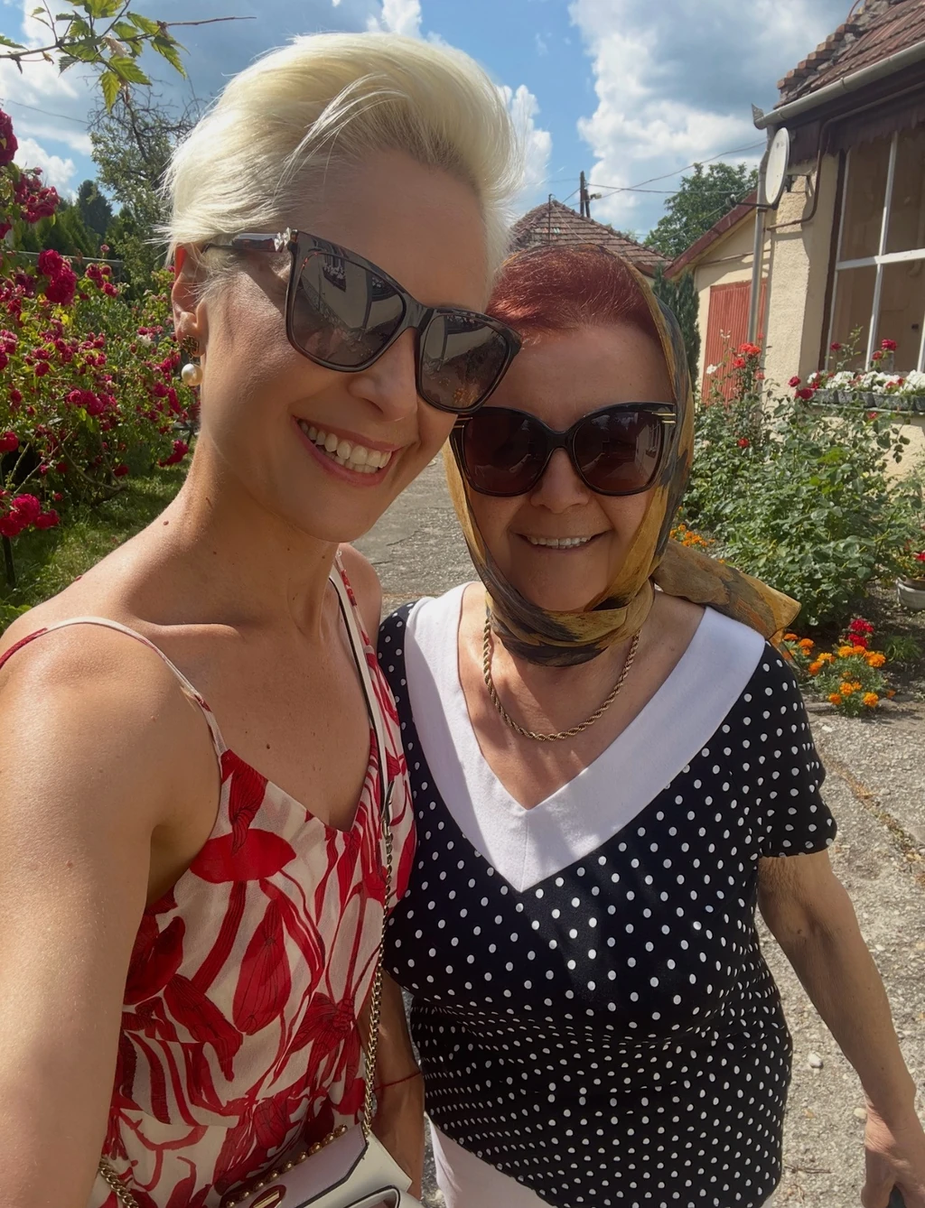 Orosz Barbara és nagymamája a kedvenc pöttyös blúzában