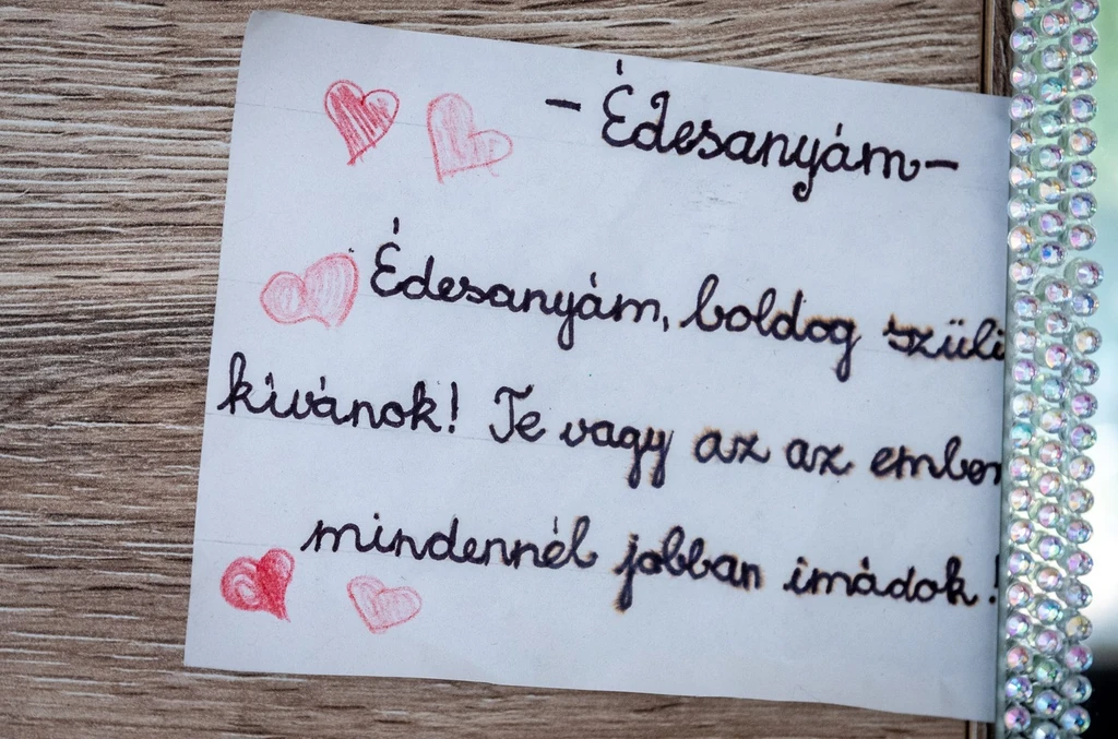 Zsuzsika édes üzenete az édesanyjának (Fotó: Birton Szabolcs/fotocentral.hu)
