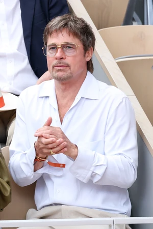 Brad Pitt a filmvásznon az egyik legsármosabb férfinak tűnik, ám a stábtagok nemcsak szemükre, de orrukra is hagyatkozhattak, pechükre. A színész nem titkolja, nem fürdik napi rendszerességgel, csupán egy nedves törlőkendővel törölgeti át magát, kisebb korukban gyermekeik is gyakran így „mosdatta” csak.