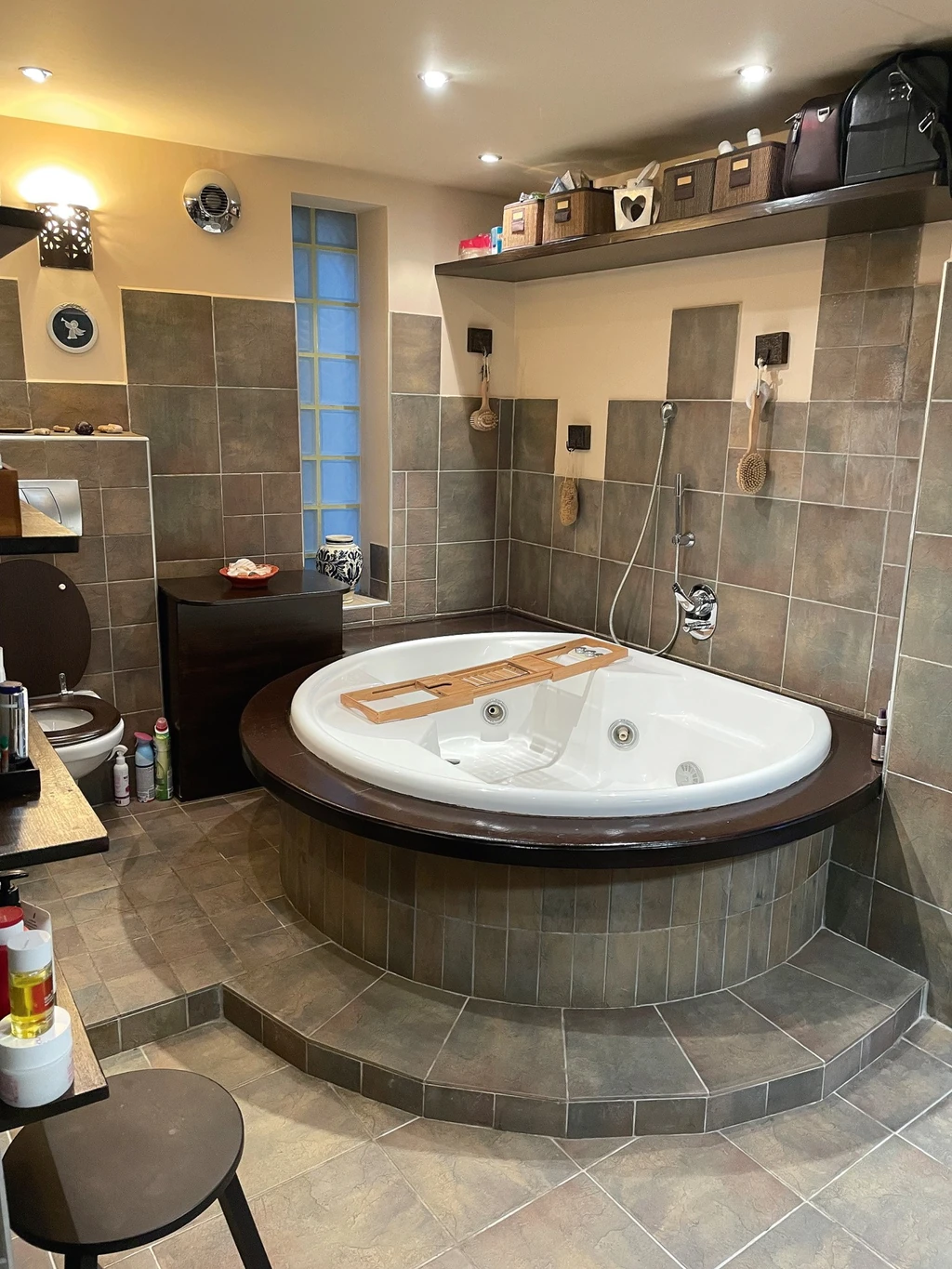 A sarkokat nem szereti, a fürdőszobába is kör alakú jacuzzit választott