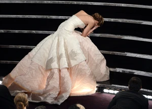 A bizarr humoráról ismert Jennifer Lawrence élete legfontosabb pillanatában esett pofára: 2013-ban az Oscar-gálán épp a legjobb színésznőnek járó díjat igyekezett átvenni, amikor – utólagos elmondása szerint – elfelejtette a lépcső előtt hátrarúgni ruhája uszályát, és hasra esett a filmvilág krémje és néhány millió tévénéző előtt.