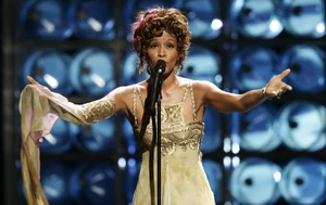 Whitney Houston annak idején mindig megkérte a hotel személyzetét, hogy ellenőrizzék a fürdővizét hőmérővel. 2012-ben a Beverly Hilton Hotel fürdőkádjában találtak holttestére: az akkori jelentések szerint már hat órája halott volt, s fürdővize még akkor is 34 fokos volt