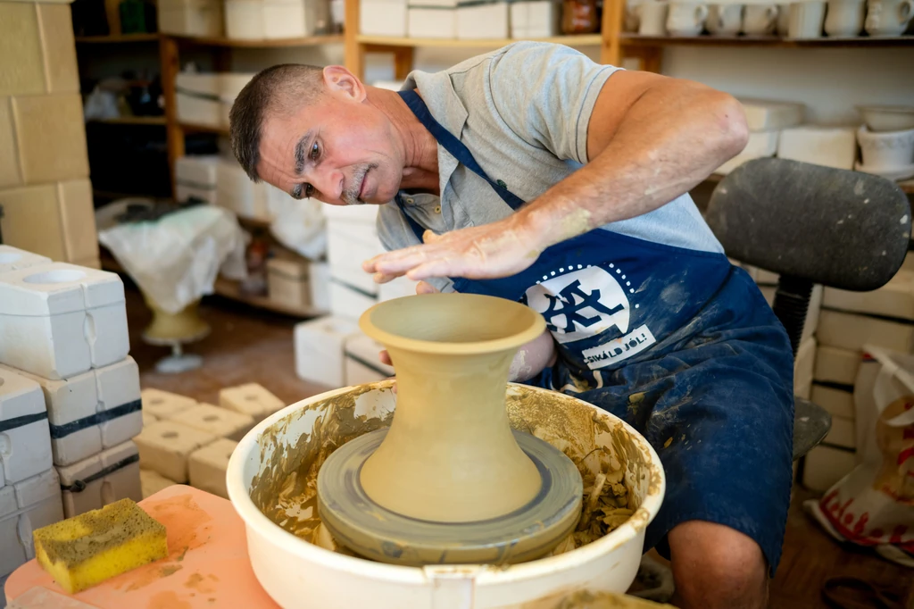 Ambrus Attila a kerámiáit itthon és Erdélyben is árulja (Fotó: Schumy Csaba/fotocentral.hu)