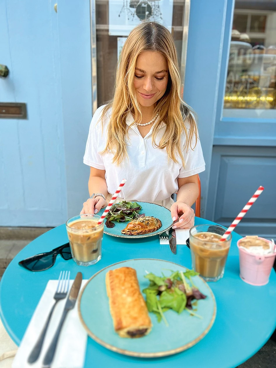 Cserpes Laura odafigyel, mi kerül a tányérjára (Fotó: Archív)