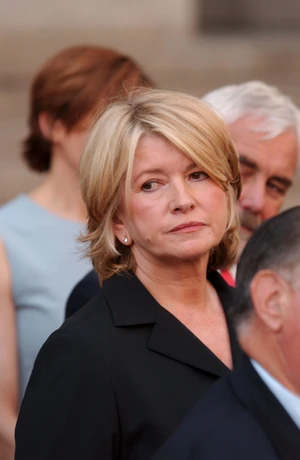 A háztartási tanácsairól és televíziós műsorairól ismert Martha Stewart 2004-ben került börtönbe egy zűrös részvényeladási ügy kapcsán: bennfentes kereskedelmet, a hatóságok és az igazságszolgáltatás akadályozását, valamint hamis tanúzást rótták fel neki. Öt hónapot töltött börtönben – egy ideig magánzárkában is volt, mert megérintette egy őr kulcscsomóját.