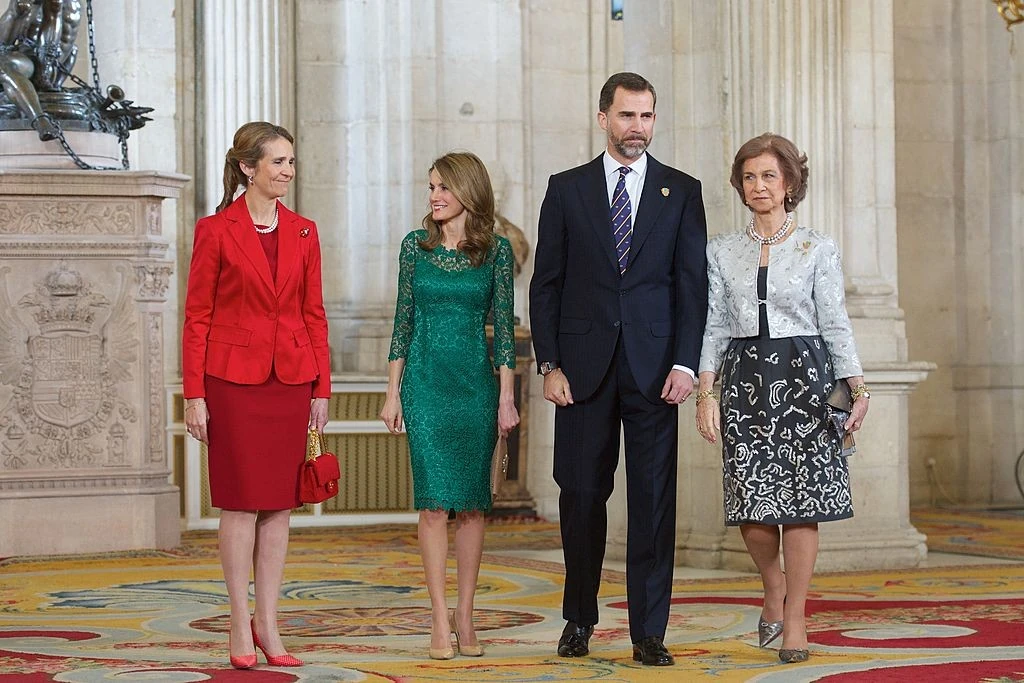 Elena hercegnő (bal oldalon) Letízia királyné és Fülöp király, jobbra pedig Zsófia egykori spanyol királyné egy fogadáson