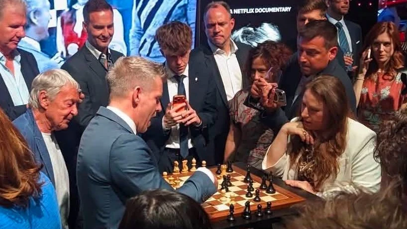 Magyar Péter Polgár Judittal sakkozik, Rubik Ernő vajon kinek szurkol?