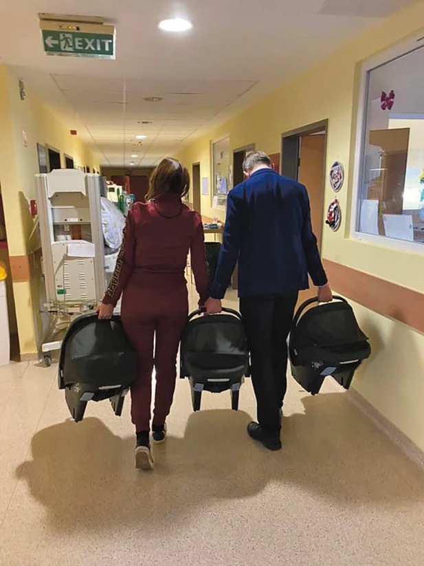 Lujza, Keve és Zalán már több hete az otthon nyugalmát és szüleik törődését élvezik (Fotó: Archív)