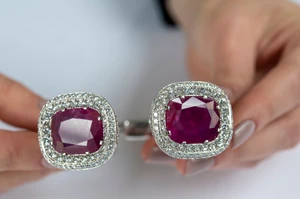 A hercegné gyűjteményének egyik leglenyűgözőbb darabja egy pazar, rubinnal és gyémánttal kirakott merev Cartier karkötő, amelyet első házassági évfordulójukra kapott a hercegtől.
