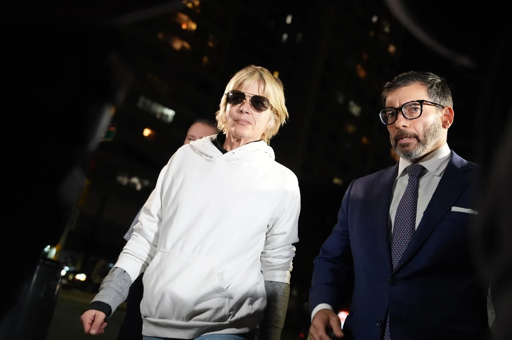 Selma Blair az ügyvédjével távozik a meghallgatásáról