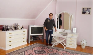 A szülői lakosztályban most egyedül hajtra álomra a fejét az NKA botrányba keveredett előadó