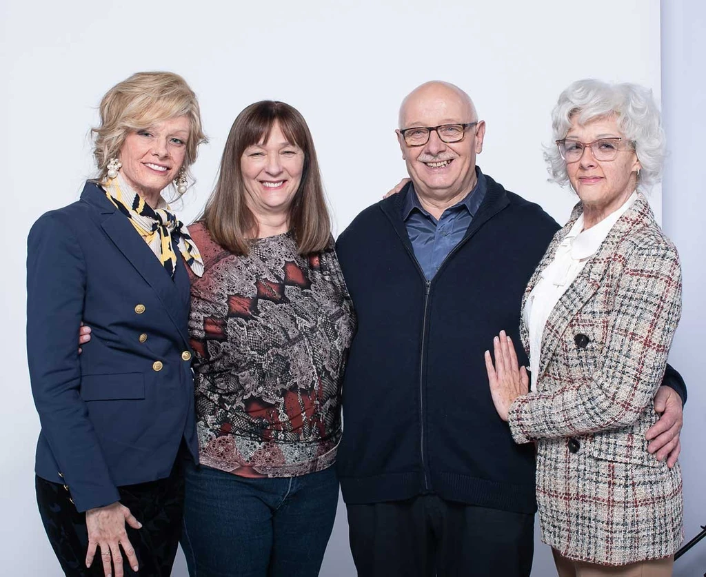 Együtt szerepelt a család az RTL műsorában, ahol Annát és Mariannt megöregítették. Középen a szülők (Fotó: RTL)