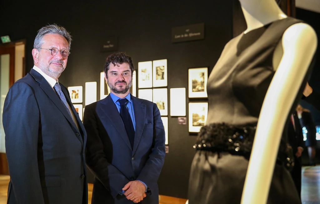 Audrey Hepburn két fia, Sean és Luca 2017-ben az édesanyjuk tárgyaiból nyílt kiállításon 