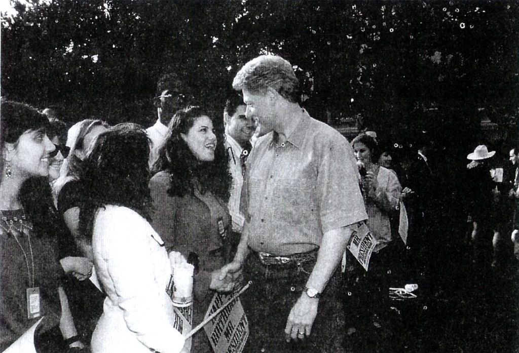 Monica Lewinsky és Clinton elnök kezet fognak egy régi fotón