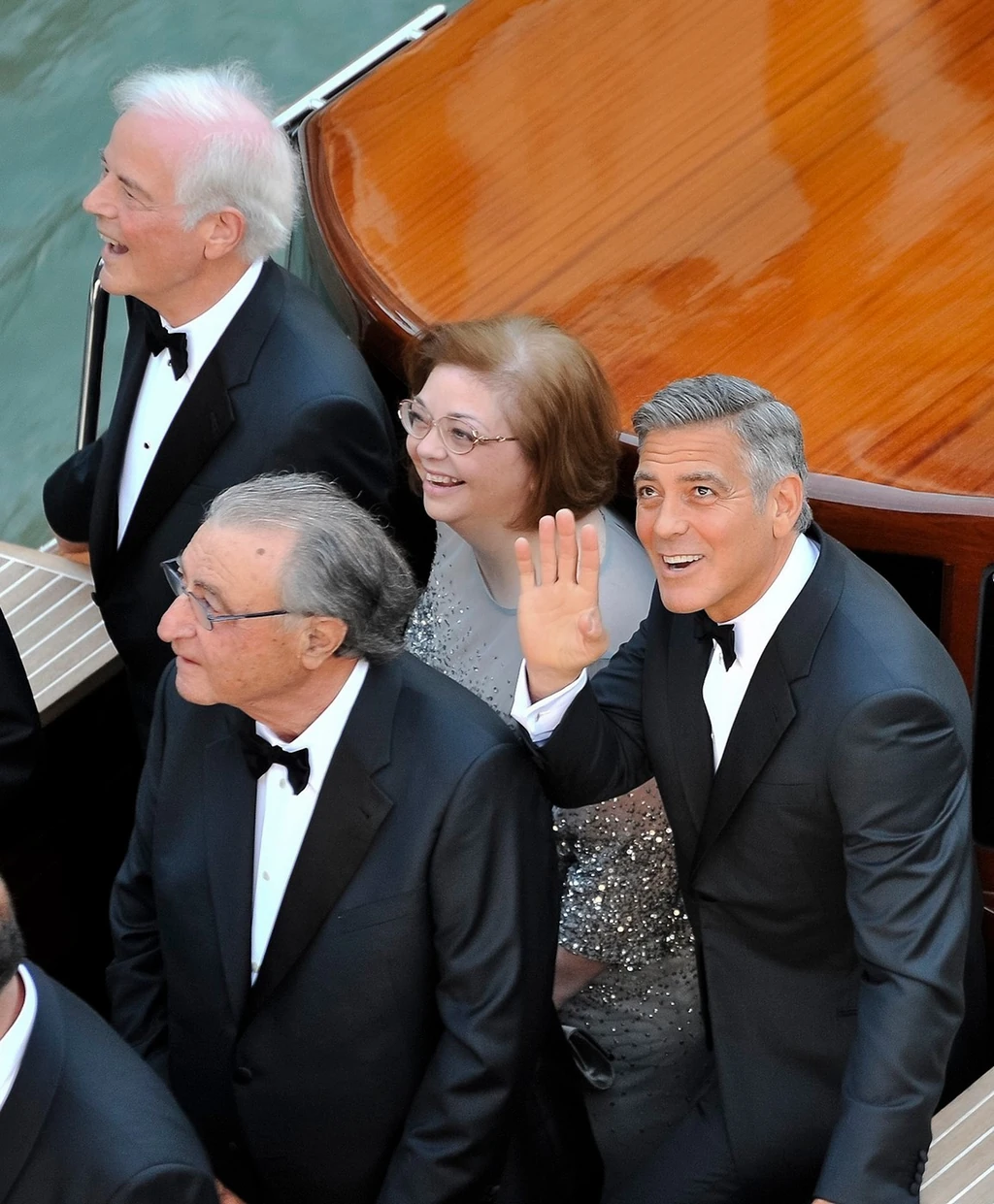 Ada ott volt Clooney és Amal esküvőjén is Velencében, itt az öccse és az apjuk között látható