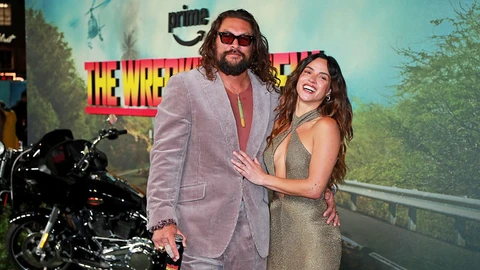 Jason Momoa és csinos barátnője, Adria Arjona egy januári filmvetítésen