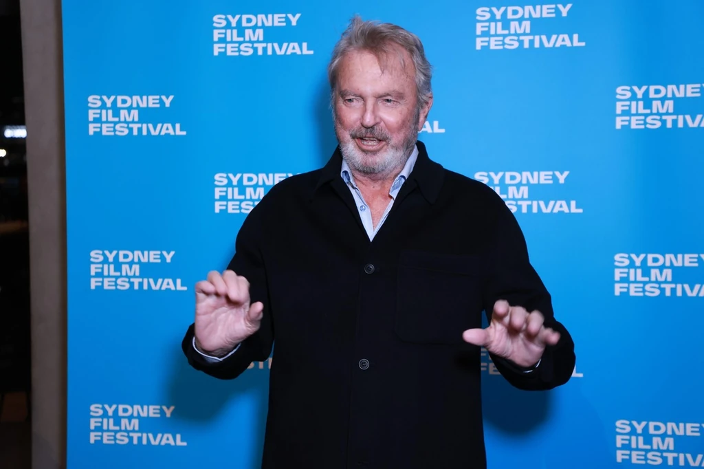 Sam Neill júniusban a sydney-i operaházban még igazán jó formában pózolt a fotósoknak 