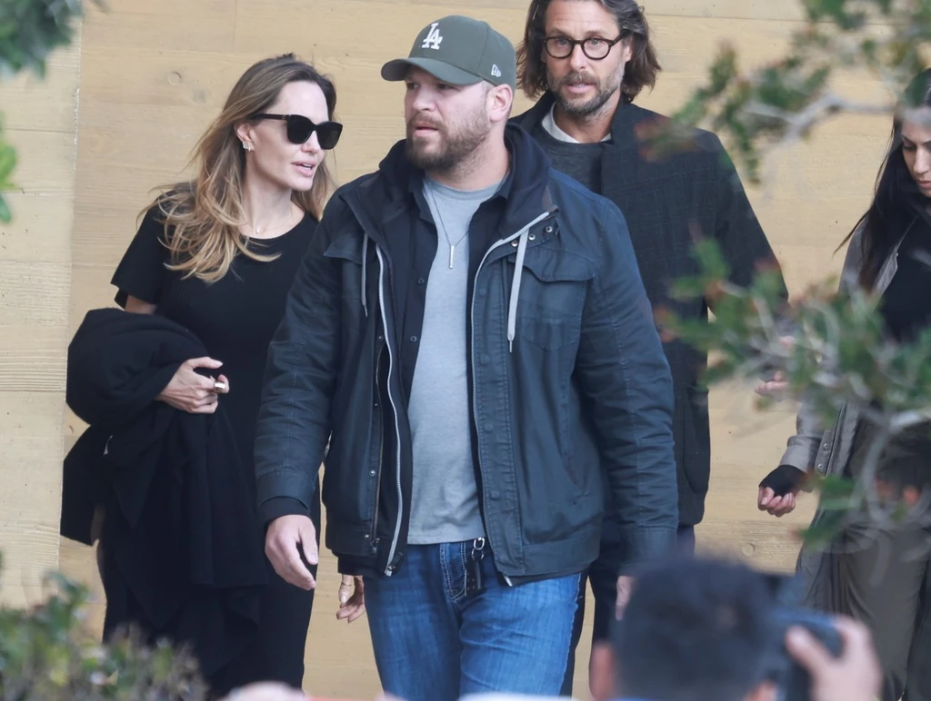 Angelina Jolie és David Mayer de Rothschild (jobbra hátul) nemrég kezdtek randizni (Fotó: Profimedia)