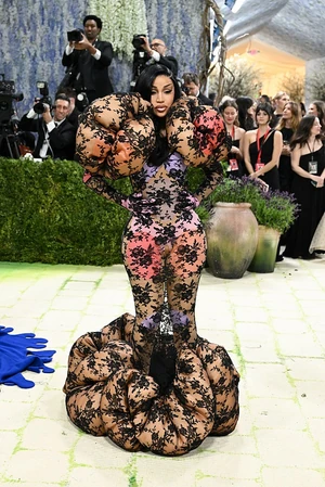 A rapper Cardi B híres gömbölyű domborulatairól, de most ezt megszorozta százzal, és fura, burjánzó bugyrokkal és puffancsokkal vitte extrém módon túlzásba a ruhát tervező Tom Ford segítségével