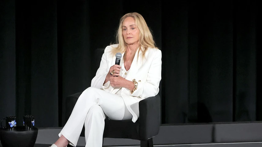 Sharon Stone felöltözve is remekül néz, senki nem mondaná meg, hogy a 70 felé ballag 