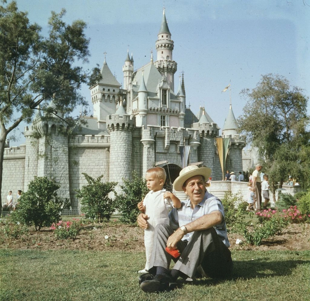 Disney az egyik unokájával a kaliforniai Disneylandben 1955-ben