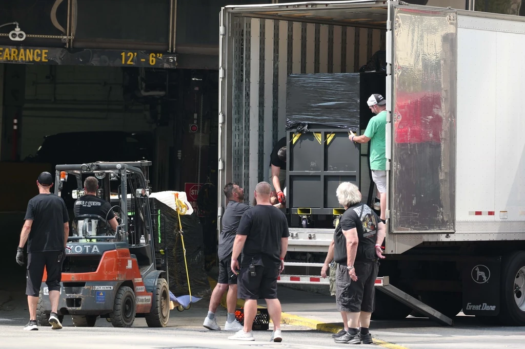 Kamionok és teherautók egész sora hordta a dekorációt a Madison Sqaure Gardenhez