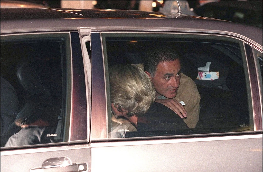 A hotel hátsó bejáratát elhagyva, a kamerák kereszttüzében ültek be az autóba Dodival (Fotó: Profimedia)