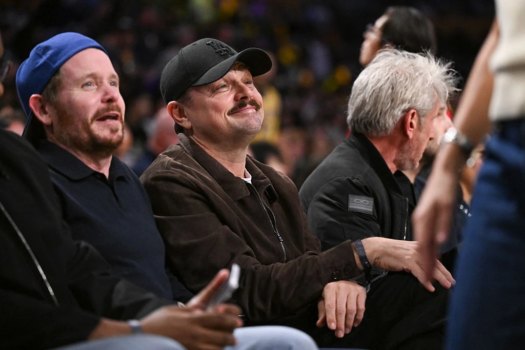 Egy kosárlabdameccsen szurkolt Sean Penn és Kevin Connolly társaságában