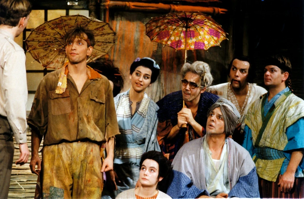 Mácsai Pál (bal szélen) a Madách Kamaraszínházban, a Teaház az augusztusi holdhoz című darabban (Fotó: Archív)