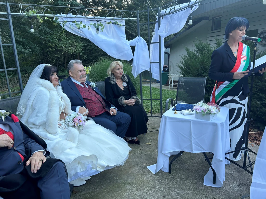 Lajsz András és menyasszonya a szertartás alatt végig fogták egymás kezét