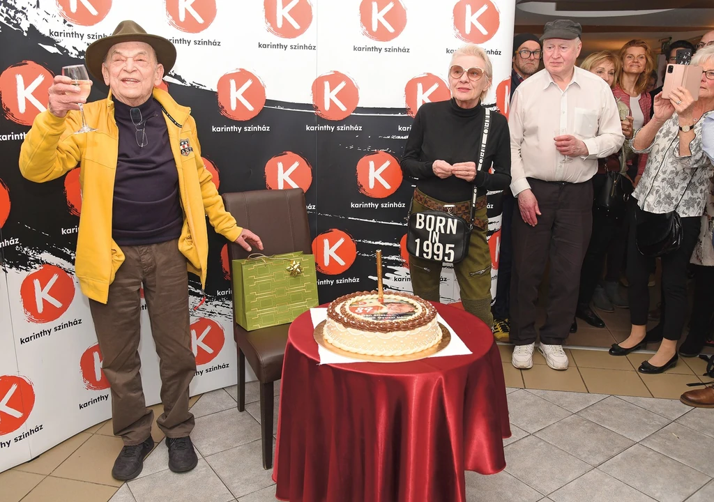 A vendégek nagy része pezsgővel koccintott, a születésnapos azonban inkább egy pohár fehér bort kért (Fotó: Olajos Piroska/fotocentral.hu)