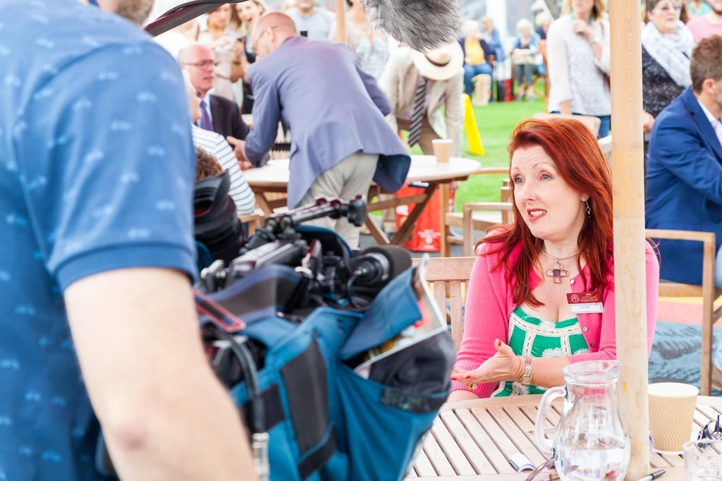 Lisa Lloyd, a brit Antiques Roadshow című műsor szakértője (Fotó: Profimedia)