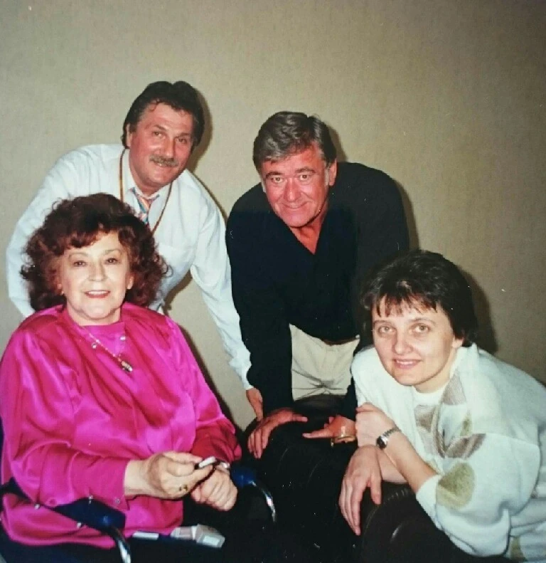 Záray Márta és Tücsi barátaik, többek közt Koós János társaságában (Fotó: Archív)