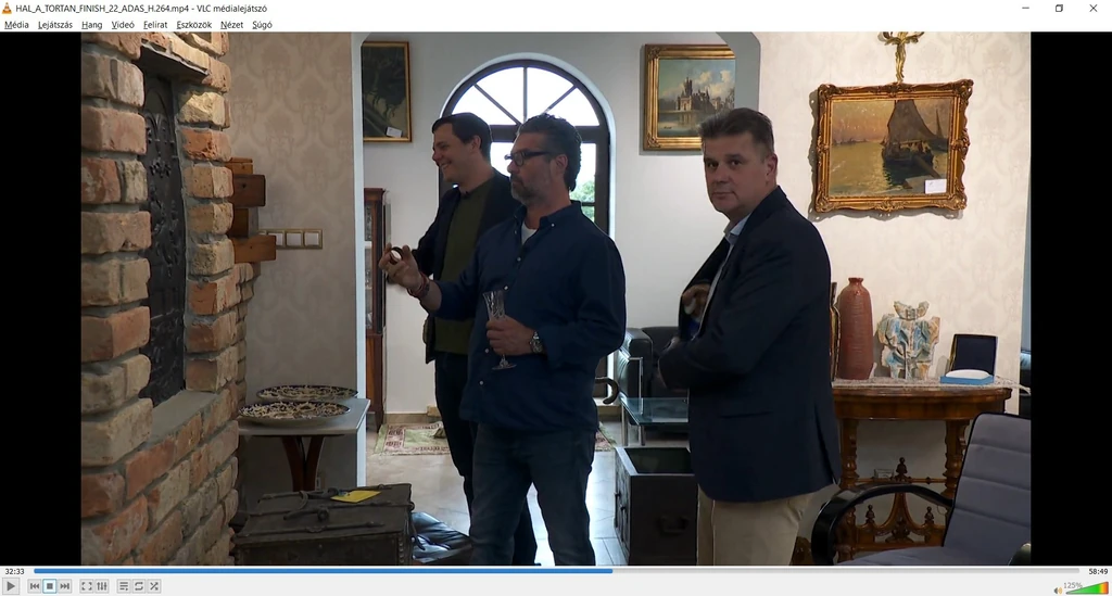 A lopás pillanata: amíg Tilla szóval tartotta Szandrát, addig Lőrinc, Péter és Viktor eltulajdonítottak egy-egy tárgyat (Fotó: TV2)