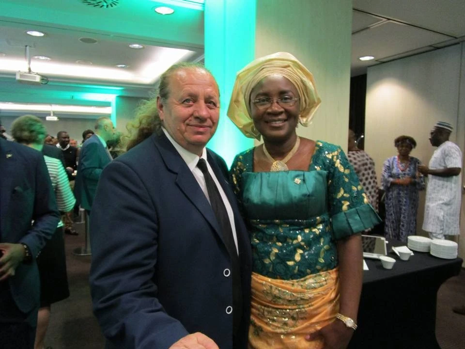 Zámbó Ápry és valamelyik afrikai ország parlamentjének képviselőjelöltje (Forrás: Facebook)