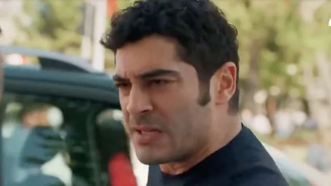 Burak Deniz szerint ő csak viccelődött, ám a tréfálkozás elfajult, és a színészt beperelte a  kolléganője