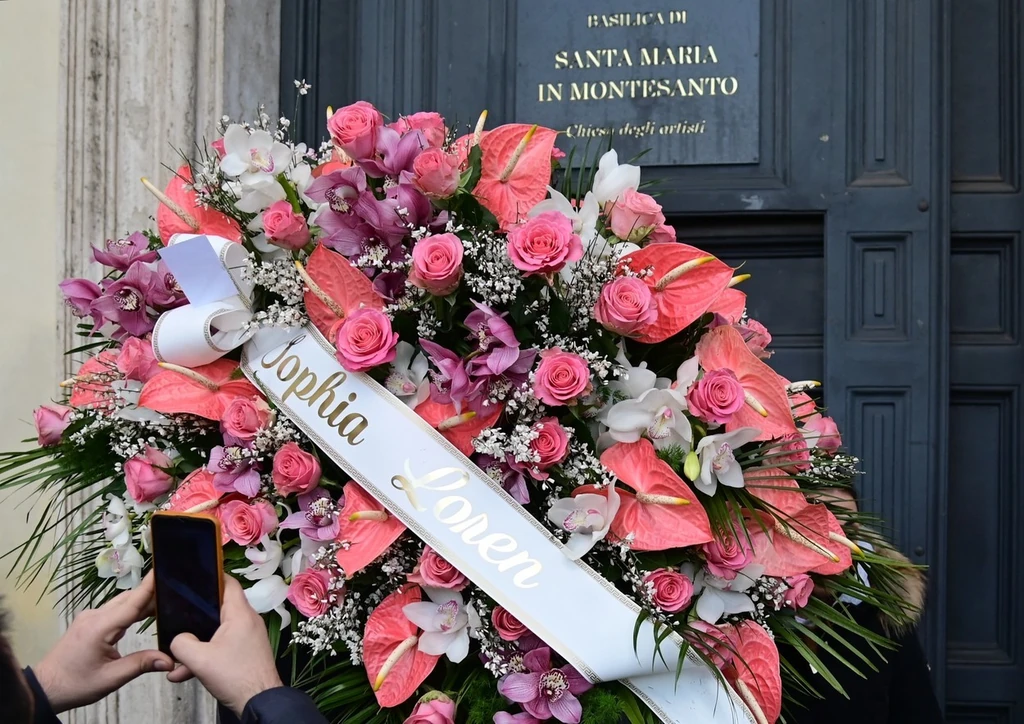 Csodálatos csokrot küldött az isteni Lollónak (Fotó: Profimedia)