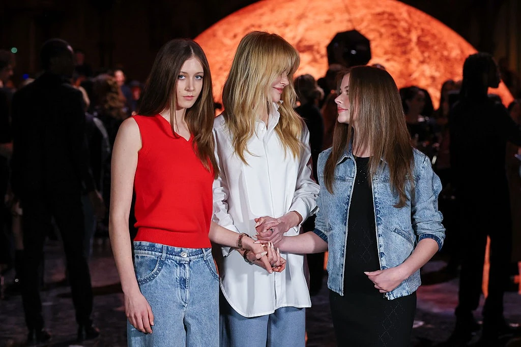 Nicole Kidman és lányai kéz a kézben. Sunday és Faith mindenben támogatja (Fotó: Getty Images)