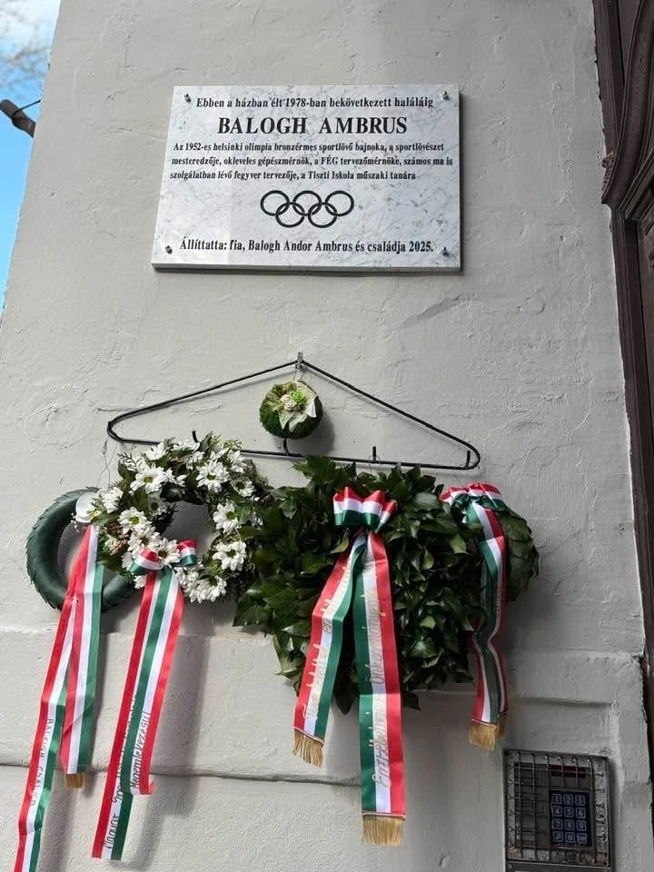 Emléktábla a Lövölde tér 2. számú ház kapujában