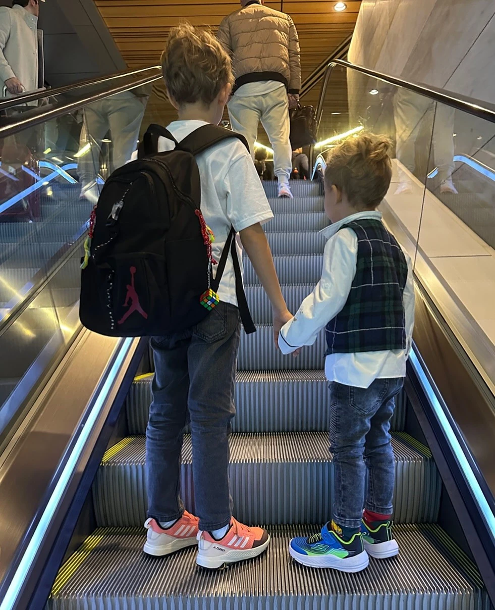 Bye-bye 🫶 🫶 A srácok visszamentek a suliba Nem lesz egyszerű az elkövetkező időszak backtobali Mondjuk amúgy sem tudnának bejönni hozzám ugyanis a kórház karanténba került