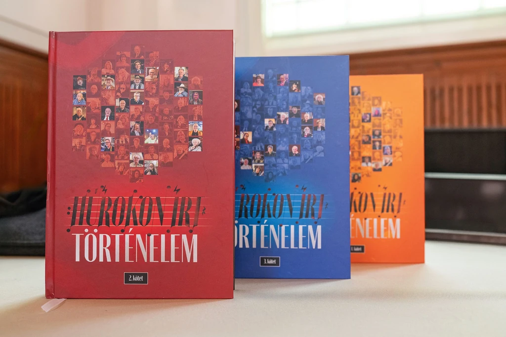 Több mint 50 zenész jelent meg a Húrokon írt történelem című háromkötetes könyv bemutatóján, a Várban, a Lovardában