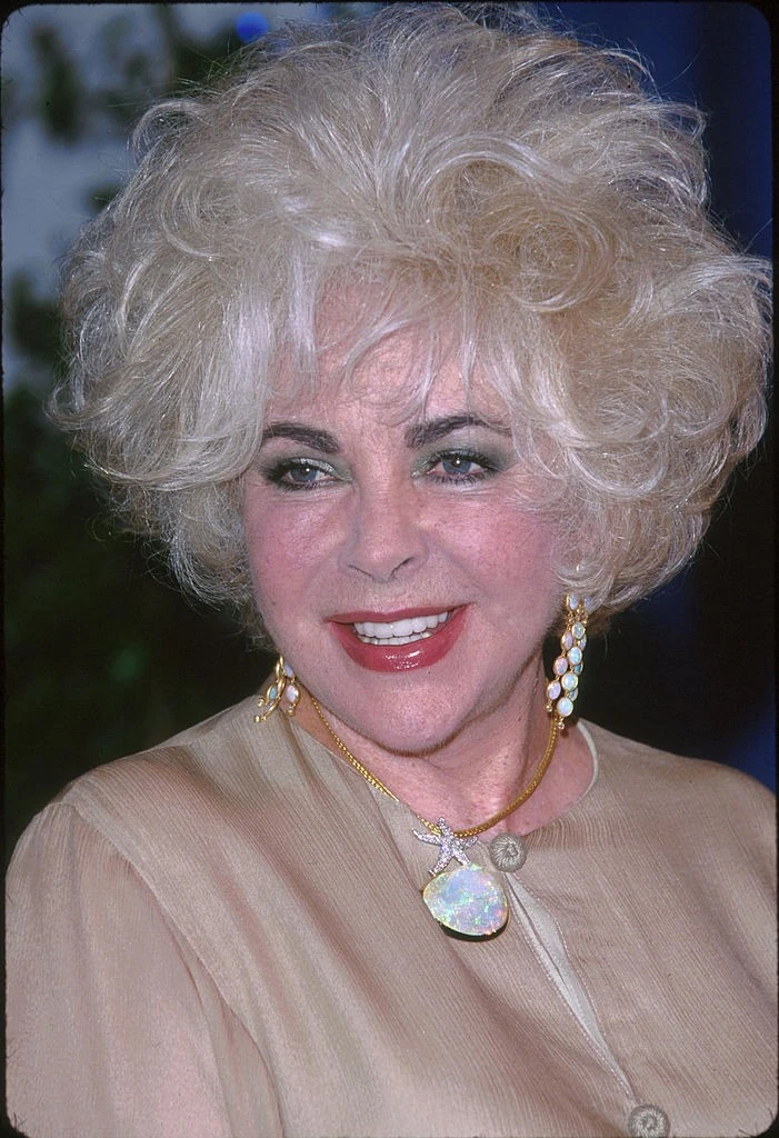 Íme, ugyanaz a fülönfüggő Elizabeth Taylor fülében 1999-ben